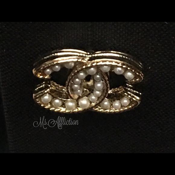 Sold Locally! CHANEL Gold CC Pearl Earrings - Picture 6 of 8